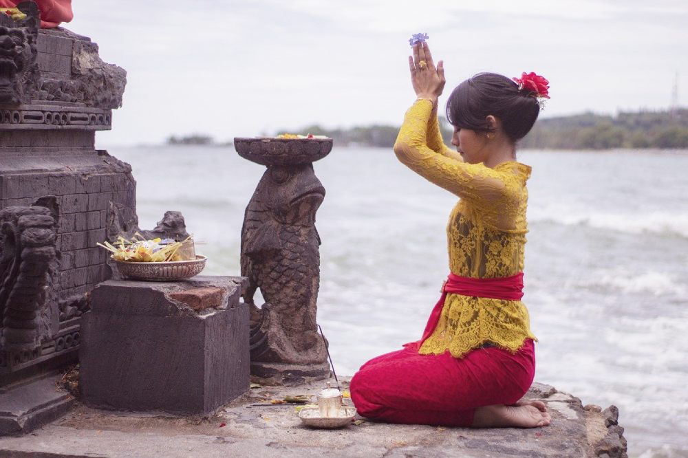 Lady praying at Balinese temple